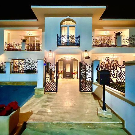Sarada Boutique Luxury Apartment Дева Екстериор снимка