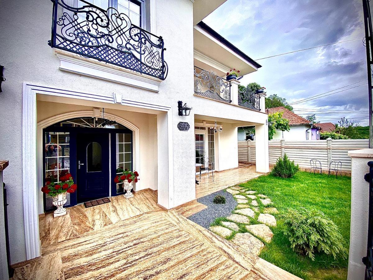 Sarada Boutique Luxury Apartment Дева Екстериор снимка