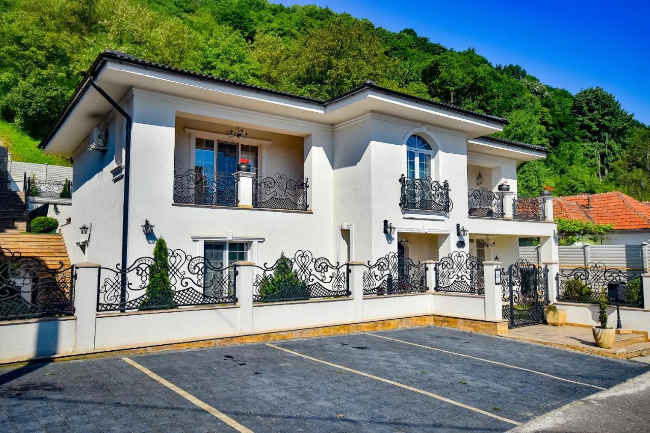 Sarada Boutique Luxury Apartment Дева Екстериор снимка